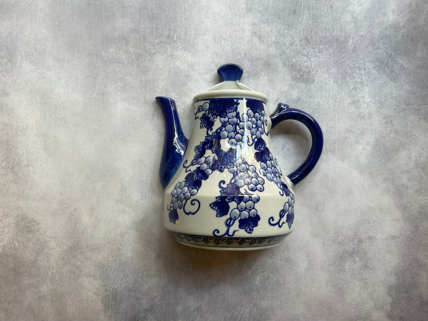 Wall-Mounted Ceramic Teapot – Dutch Blue Grapevine Pattern (Wall-Mountable )
