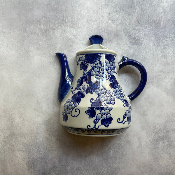 Wall-Mounted Ceramic Teapot – Dutch Blue Grapevine Pattern (Wall-Mountable )